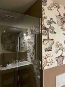 y baño con lavabo y espejo. en Romantic attic room with panoramic view en Bolonia
