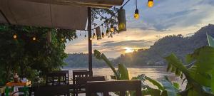 uma vista do rio a partir de um restaurante com vista em Ancient Luangprabang Hotel em Luang Prabang