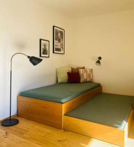 Una cama en una habitación con ainylinylinylinylinylinylinylinylinyl en Traumhafte Ferienwohnung in historischem Brandmanngut en Marquartstein