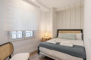 1 dormitorio con 1 cama con 2 toallas en BNBHolder Best I Madrid Rio, en Madrid