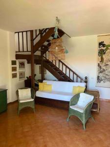 um quarto com uma cama grande e 2 cadeiras em Villino Marina Di San Nicola em Marina di San Nicola