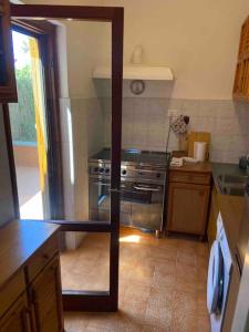 uma cozinha com um fogão de aço inoxidável numa cozinha em Villino Marina Di San Nicola em Marina di San Nicola