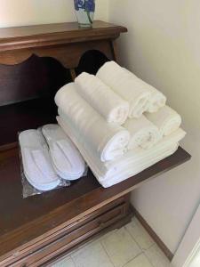 um monte de toalhas estão empilhadas numa prateleira em Villino Marina Di San Nicola em Marina di San Nicola