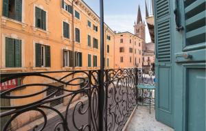 ヴェローナにあるAwesome Apartment In Verona With Wifiの市街地のバルコニーへの開口ドア