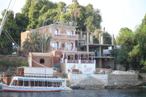 アスワンにあるKana Katoの水上家の前の船