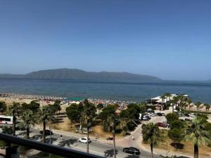Blick auf einen Strand mit Palmen und das Meer in der Unterkunft Apartments Vlora Holidays in Vlorë