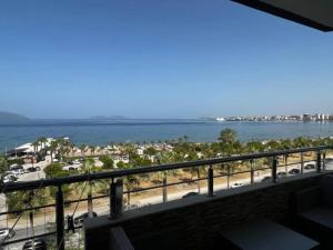 einen Balkon mit Strand- und Meerblick in der Unterkunft Apartments Vlora Holidays in Vlorë