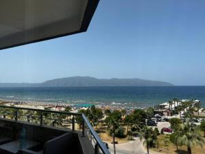 einen Balkon mit Strand- und Meerblick in der Unterkunft Apartments Vlora Holidays in Vlorë