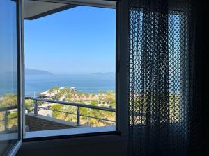 ein Fenster mit Meerblick in der Unterkunft Apartments Vlora Holidays in Vlorë