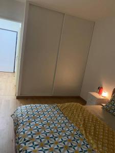 um quarto com uma cama num quarto em Chez Ivy-Guizela em Saint-Maur-des-Fossés