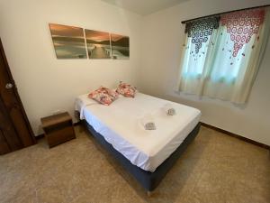 薩蘭托的住宿－Finca en Salento，一间卧室配有一张带两个枕头的床