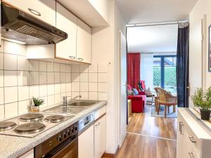 cocina con fregadero y fogones en Feriendorf Papillon Wohnung 09-4, en Boltenhagen