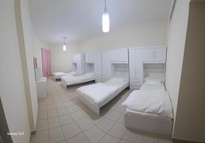 Postel nebo postele na pokoji v ubytování Ruby Star Hostel Dubai for Female -4 R-1