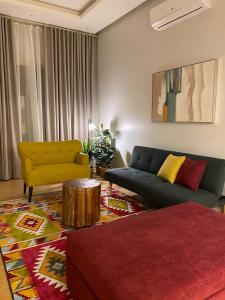 ein Wohnzimmer mit einem Sofa und einem Tisch in der Unterkunft شقة مودرن مقابلة البوليفارد in Riad