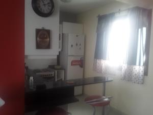 cocina con mesa y reloj en la pared en Mendoza en Mendoza