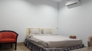 1 dormitorio con 1 cama y 1 silla roja en Lovely Paradise Phangan Hotel, en Thong Sala