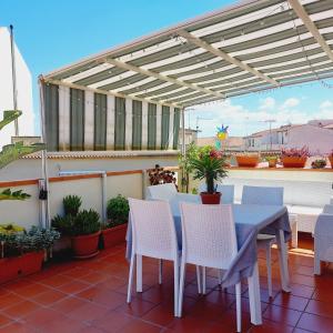 d'une terrasse avec une table et des chaises sur un balcon. dans l'établissement Terraced paradise, à Alghero