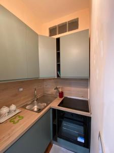 cocina con fregadero y encimera en PM 2 Via Scano Guest House A, en Sassari