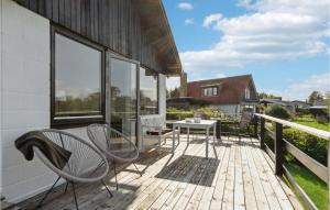 un patio con mesa y sillas en una terraza en Gorgeous Home In Jgerspris With Wifi, en Jægerspris