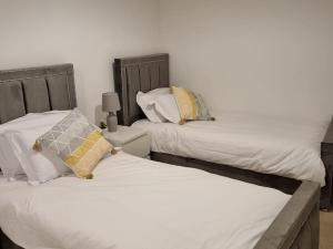 two beds sitting next to each other in a bedroom at Modern 2bedroom House in Ipswich Suffolk in Ipswich
