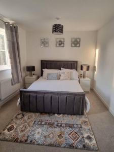 Säng eller sängar i ett rum på Modern 2bedroom House in Ipswich Suffolk