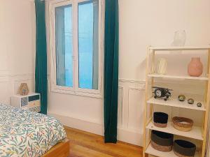 ein Schlafzimmer mit einem Bett, einem Fenster und einem Regal in der Unterkunft House Paris 13ème in Ivry-sur-Seine