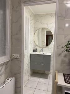 ein Bad mit einem Waschbecken und einem Spiegel in der Unterkunft House Paris 13ème in Ivry-sur-Seine