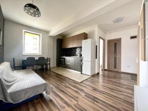 uma sala de estar com um frigorífico branco e uma cozinha em YamaLux Apartments - Cozy Double - WestSide 3 em Floresti