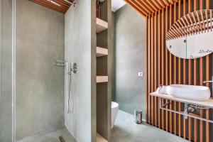 een badkamer met een wastafel en een douche bij B&B Palazzo Flora in Collepasso