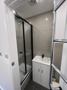 Ένα μπάνιο στο Modern flat in central Egham by Windsor Castle, Staines-Upon-Thames and Heathrow Airport