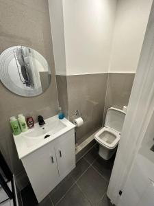 Un baño de Modern flat in central Egham by Windsor Castle, Staines-Upon-Thames and Heathrow Airport