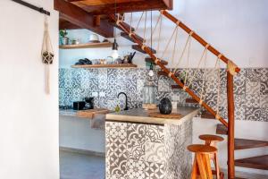 een keuken met zwart-wit behang en een aanrecht bij Ca Nikte Cabañas in El Cuyo