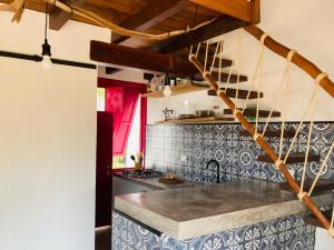 庫約的住宿－Ca Nikte Cabañas，厨房配有炉灶和台面
