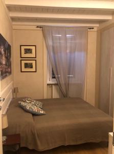 1 dormitorio con 1 cama grande y ventana en COSTHOUSE en Brescia