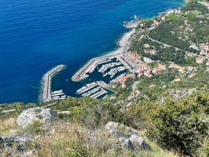 eine Luftansicht eines Yachthafens auf einem Hügel in der Unterkunft casa vacanze via della seta in Lauria Inferiore