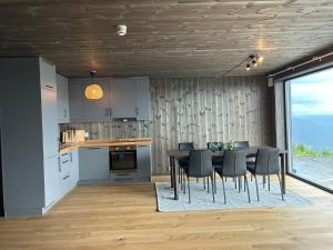 una cucina e una sala da pranzo con tavolo e sedie di Ny leilighet på Norefjell - ski in/out a Noresund Altre 13 foto