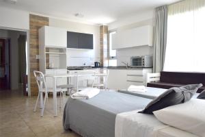 a hotel room with two beds and a kitchen at La Gioconda Apart Hotel in Villa María