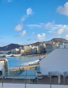Blick auf einen Strand mit Gebäuden und das Meer in der Unterkunft Chez Frois in Las Palmas de Gran Canaria