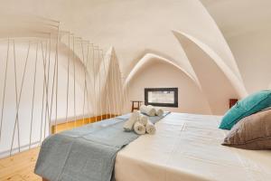 een slaapkamer met een groot bed en handdoeken bij B&B Palazzo Flora in Collepasso