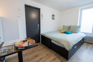 - une chambre avec un lit, un bureau et une table dans l'établissement #Nouveau#Cocoon#Wifi#Parking#Biendormiracognac, à Cognac