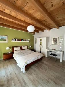 維洛納的住宿－Appartamento La Corte Verona，一间卧室设有一张大床和木制天花板
