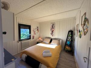 Postel nebo postele na pokoji v ubytování Cottage tres bien équipé avec jacuzzi + 13 fotografií