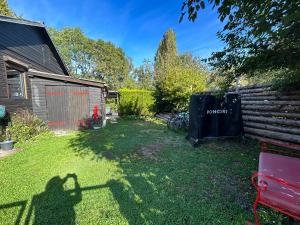 ein Schatten einer Person, die in einem Hof steht in der Unterkunft Cottage tres bien équipé avec jacuzzi 