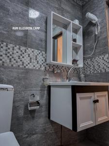 łazienka z umywalką i toaletą w obiekcie Rum Elizabeth camp w mieście Wadi Rum