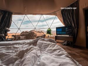 um quarto com uma cama e uma grande janela em Rum Elizabeth camp em Wadi Rum