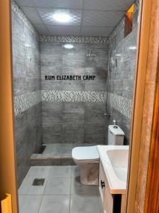 Bathroom sa Rum Elizabeth camp