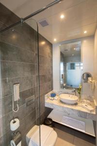 Ванна кімната в Naama Bay Hotel & Resort