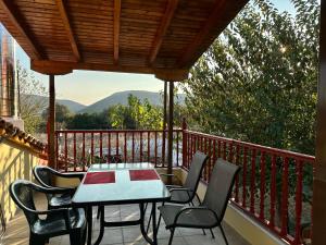 un patio con tavolo e sedie sul balcone. di Sofias Room a Marantochori