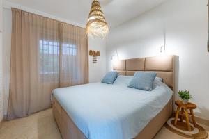 Posteľ alebo postele v izbe v ubytovaní Casa Joy Elviria, ibiza style apartment with 70 sqm terrace