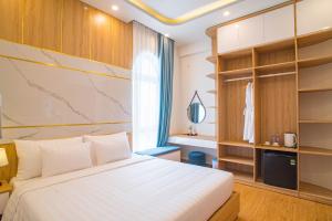 Giường trong phòng chung tại Mint Hoi An Villa